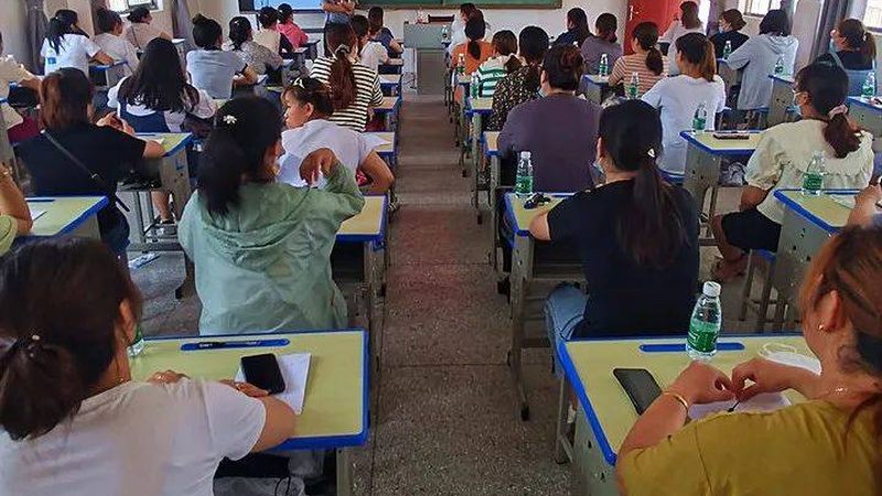 2025年成人学历落户政策解析：机遇与挑战并存